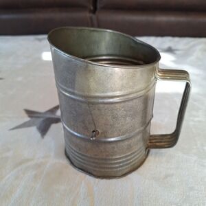 Vintage 3 Cup Metal Measuring Hand Crank Flour Sifter Kitchen Baking Decor